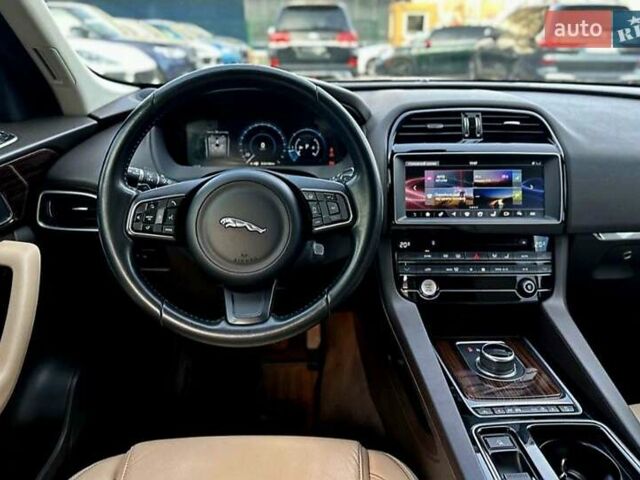 Серый Ягуар Ф-Пейс, объемом двигателя 2 л и пробегом 156 тыс. км за 26500 $, фото 2 на Automoto.ua