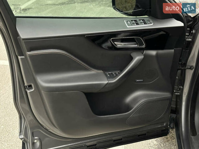 Сірий Ягуар Ф-Пейс, об'ємом двигуна 3 л та пробігом 108 тис. км за 19999 $, фото 16 на Automoto.ua