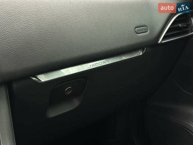 Серый Ягуар Ф-Пейс, объемом двигателя 3 л и пробегом 109 тыс. км за 20990 $, фото 35 на Automoto.ua