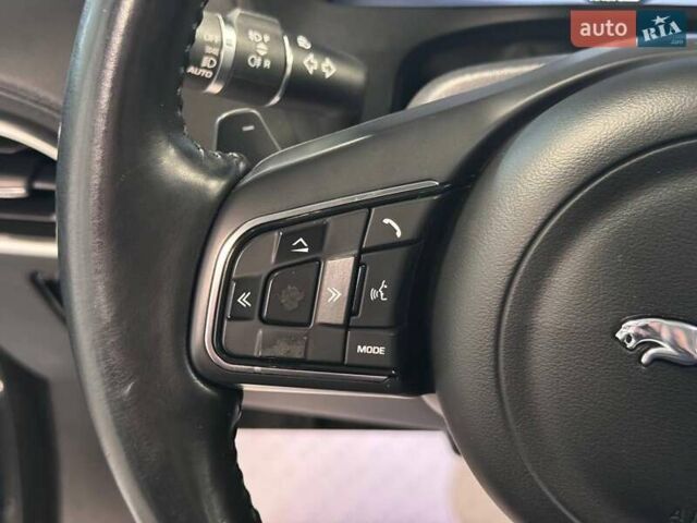 Серый Ягуар Ф-Пейс, объемом двигателя 3 л и пробегом 161 тыс. км за 27900 $, фото 24 на Automoto.ua