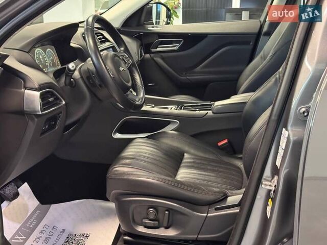 Серый Ягуар Ф-Пейс, объемом двигателя 2.99 л и пробегом 161 тыс. км за 25990 $, фото 28 на Automoto.ua