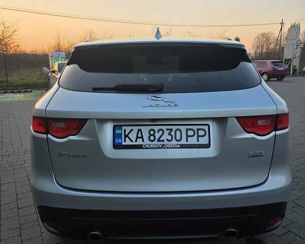 Серый Ягуар Ф-Пейс, объемом двигателя 2 л и пробегом 178 тыс. км за 22500 $, фото 3 на Automoto.ua