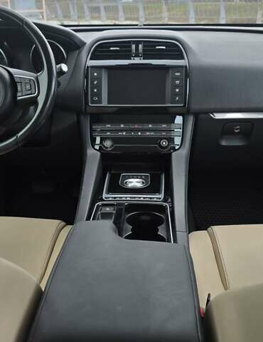 Сірий Ягуар Ф-Пейс, об'ємом двигуна 2 л та пробігом 118 тис. км за 22500 $, фото 9 на Automoto.ua