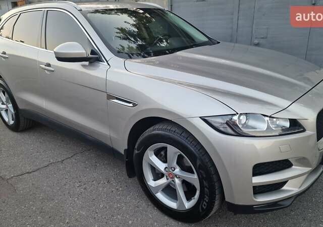 Серый Ягуар Ф-Пейс, объемом двигателя 2 л и пробегом 156 тыс. км за 26500 $, фото 11 на Automoto.ua