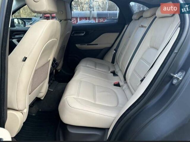 Серый Ягуар Ф-Пейс, объемом двигателя 2 л и пробегом 164 тыс. км за 25400 $, фото 7 на Automoto.ua