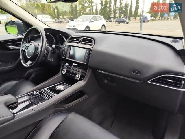 Сірий Ягуар Ф-Пейс, об'ємом двигуна 2 л та пробігом 133 тис. км за 18500 $, фото 17 на Automoto.ua