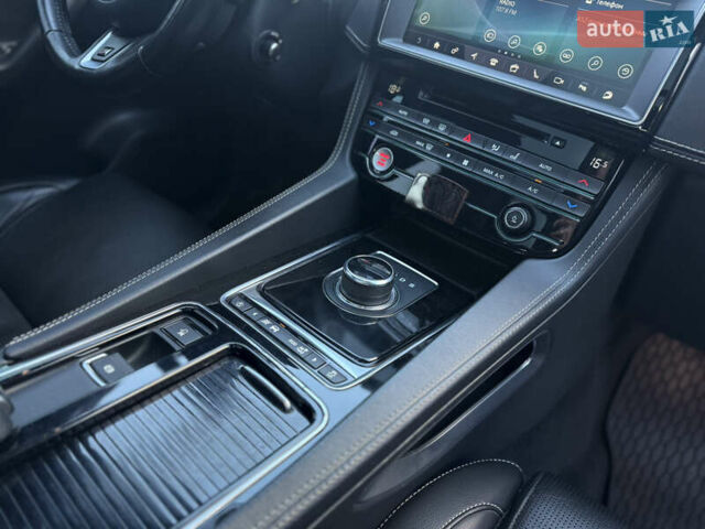 Серый Ягуар Ф-Пейс, объемом двигателя 3 л и пробегом 39 тыс. км за 33000 $, фото 15 на Automoto.ua