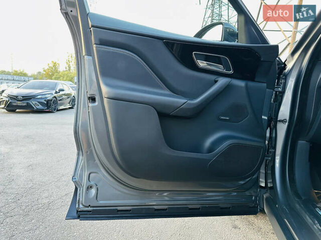 Серый Ягуар Ф-Пейс, объемом двигателя 2 л и пробегом 80 тыс. км за 28000 $, фото 15 на Automoto.ua