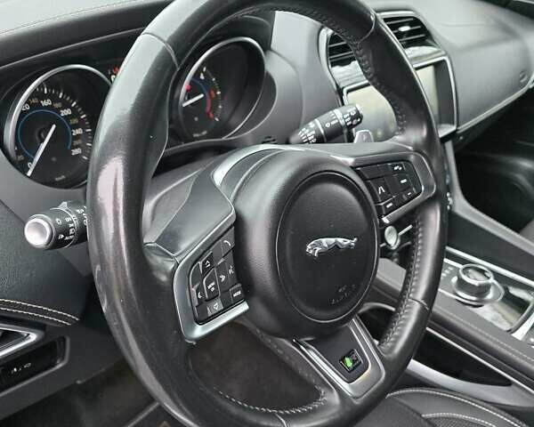 Серый Ягуар Ф-Пейс, объемом двигателя 2 л и пробегом 101 тыс. км за 25900 $, фото 25 на Automoto.ua