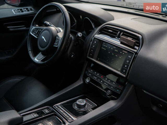 Сірий Ягуар Ф-Пейс, об'ємом двигуна 2 л та пробігом 58 тис. км за 27500 $, фото 33 на Automoto.ua