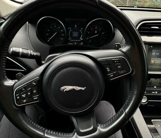 Серый Ягуар Ф-Пейс, объемом двигателя 2 л и пробегом 108 тыс. км за 19700 $, фото 5 на Automoto.ua