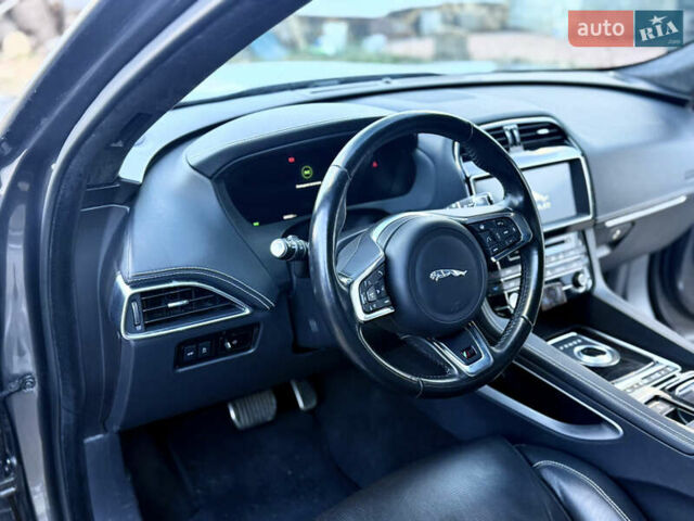 Серый Ягуар Ф-Пейс, объемом двигателя 3 л и пробегом 39 тыс. км за 33000 $, фото 7 на Automoto.ua