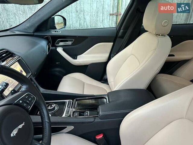 Серый Ягуар Ф-Пейс, объемом двигателя 2 л и пробегом 108 тыс. км за 31500 $, фото 12 на Automoto.ua