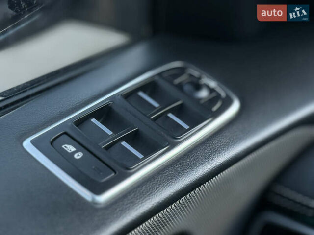 Серый Ягуар Ф-Пейс, объемом двигателя 3 л и пробегом 39 тыс. км за 33000 $, фото 24 на Automoto.ua