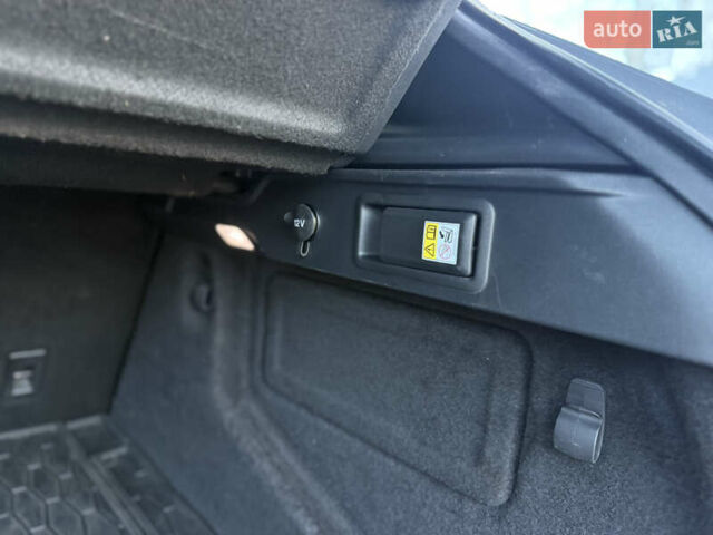 Серый Ягуар Ф-Пейс, объемом двигателя 3 л и пробегом 39 тыс. км за 33000 $, фото 28 на Automoto.ua