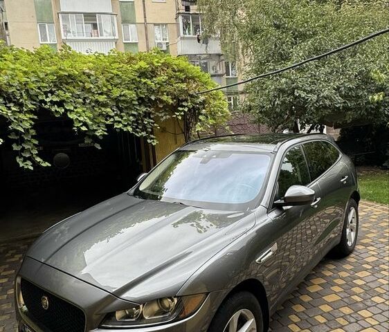 Серый Ягуар Ф-Пейс, объемом двигателя 2 л и пробегом 108 тыс. км за 19700 $, фото 2 на Automoto.ua