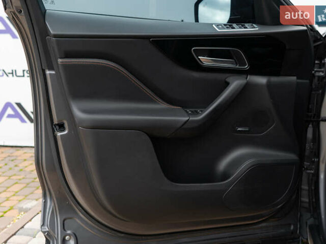 Сірий Ягуар Ф-Пейс, об'ємом двигуна 2 л та пробігом 58 тис. км за 27500 $, фото 42 на Automoto.ua