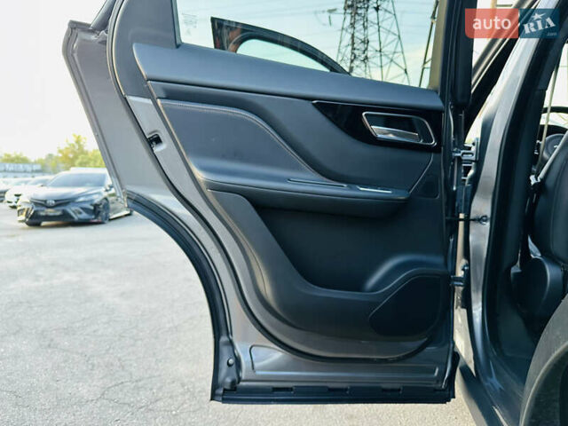 Серый Ягуар Ф-Пейс, объемом двигателя 2 л и пробегом 80 тыс. км за 28000 $, фото 17 на Automoto.ua