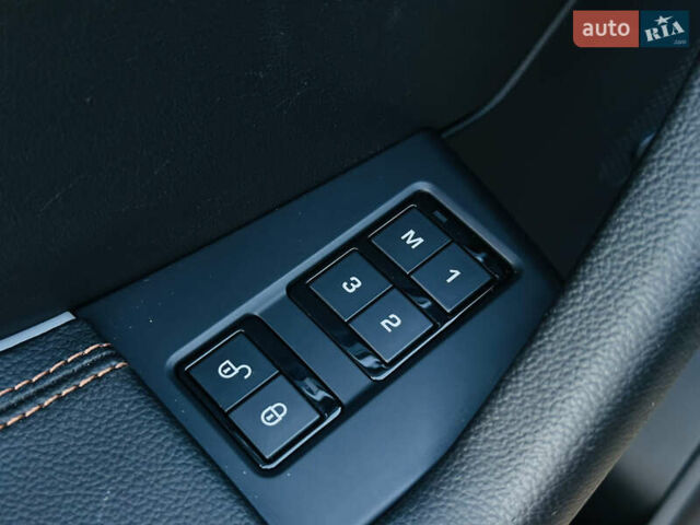 Серый Ягуар Ф-Пейс, объемом двигателя 2 л и пробегом 80 тыс. км за 28000 $, фото 28 на Automoto.ua