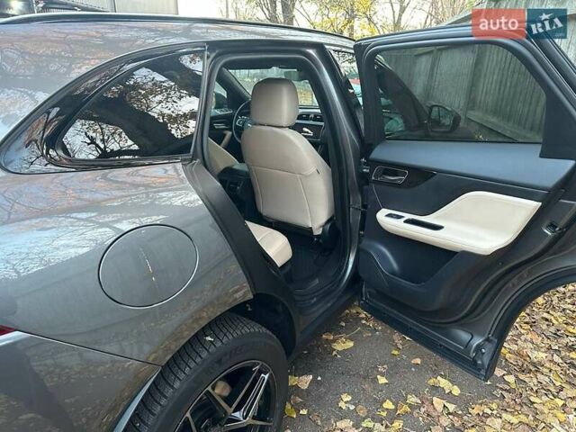 Серый Ягуар Ф-Пейс, объемом двигателя 2 л и пробегом 108 тыс. км за 31500 $, фото 15 на Automoto.ua