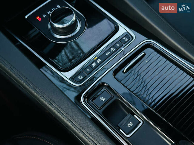 Серый Ягуар Ф-Пейс, объемом двигателя 2 л и пробегом 80 тыс. км за 28000 $, фото 36 на Automoto.ua