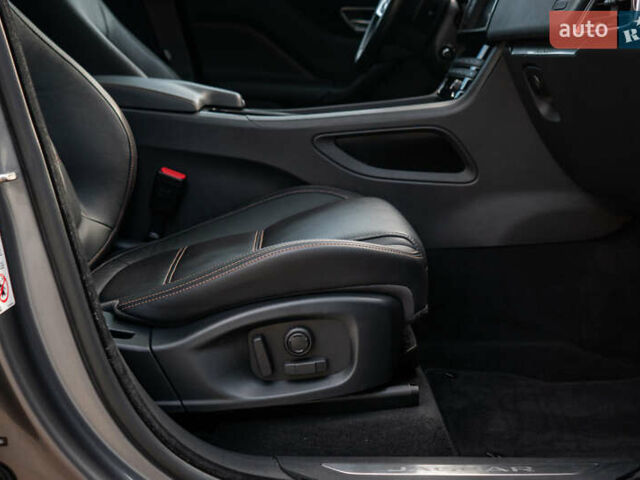 Сірий Ягуар Ф-Пейс, об'ємом двигуна 2 л та пробігом 58 тис. км за 27500 $, фото 55 на Automoto.ua