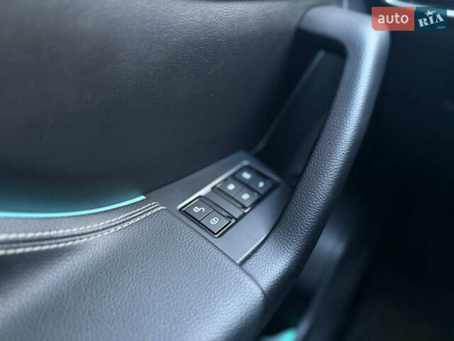 Серый Ягуар Ф-Пейс, объемом двигателя 3 л и пробегом 39 тыс. км за 33000 $, фото 26 на Automoto.ua