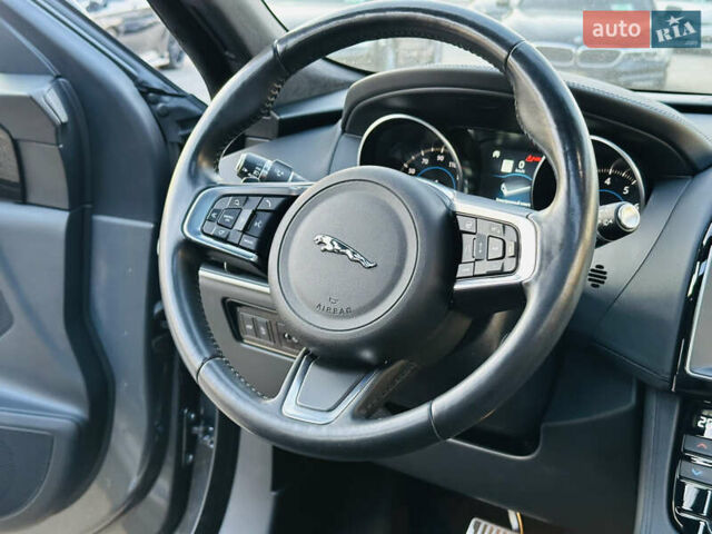 Серый Ягуар Ф-Пейс, объемом двигателя 2 л и пробегом 80 тыс. км за 28000 $, фото 21 на Automoto.ua