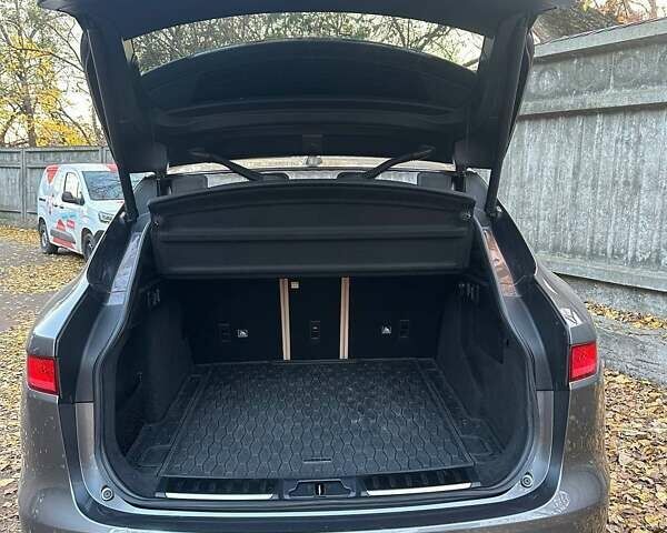 Серый Ягуар Ф-Пейс, объемом двигателя 2 л и пробегом 108 тыс. км за 31500 $, фото 18 на Automoto.ua