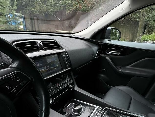 Серый Ягуар Ф-Пейс, объемом двигателя 2 л и пробегом 108 тыс. км за 19700 $, фото 4 на Automoto.ua