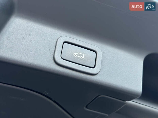 Серый Ягуар Ф-Пейс, объемом двигателя 2 л и пробегом 80 тыс. км за 28000 $, фото 10 на Automoto.ua