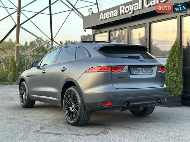Серый Ягуар Ф-Пейс, объемом двигателя 2 л и пробегом 80 тыс. км за 28000 $, фото 11 на Automoto.ua
