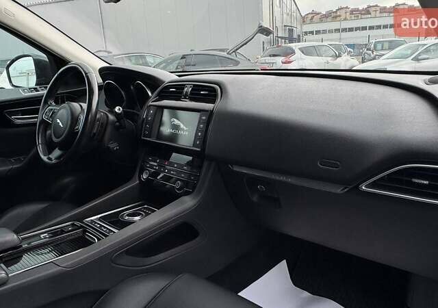 Сірий Ягуар Ф-Пейс, об'ємом двигуна 2 л та пробігом 108 тис. км за 22000 $, фото 10 на Automoto.ua