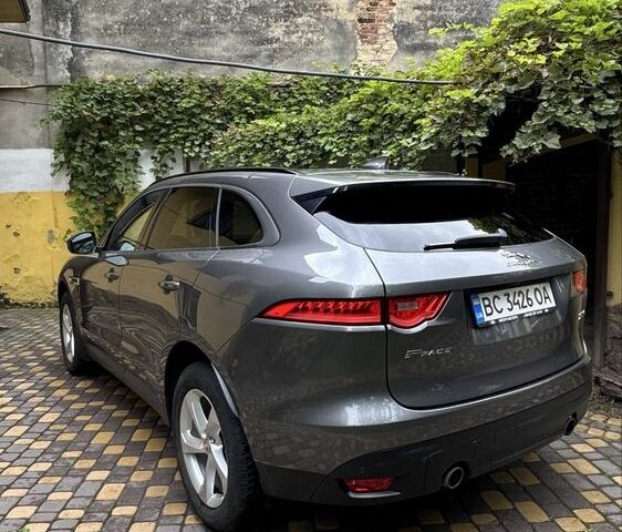 Серый Ягуар Ф-Пейс, объемом двигателя 2 л и пробегом 108 тыс. км за 19700 $, фото 3 на Automoto.ua