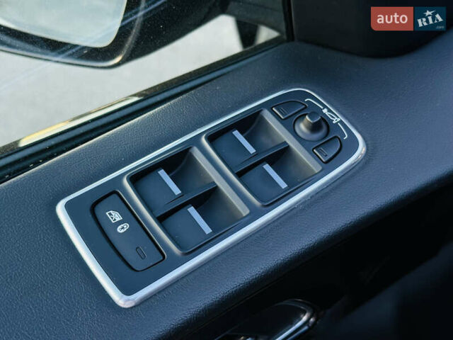 Серый Ягуар Ф-Пейс, объемом двигателя 2 л и пробегом 80 тыс. км за 28000 $, фото 27 на Automoto.ua