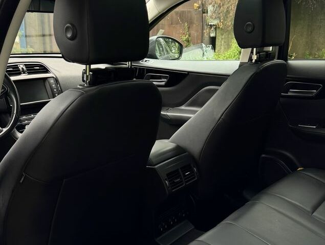 Серый Ягуар Ф-Пейс, объемом двигателя 2 л и пробегом 108 тыс. км за 19700 $, фото 6 на Automoto.ua