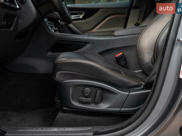 Сірий Ягуар Ф-Пейс, об'ємом двигуна 2 л та пробігом 58 тис. км за 27500 $, фото 41 на Automoto.ua