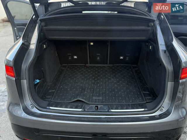 Серый Ягуар Ф-Пейс, объемом двигателя 3 л и пробегом 39 тыс. км за 33000 $, фото 27 на Automoto.ua