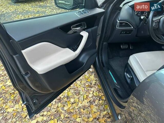 Серый Ягуар Ф-Пейс, объемом двигателя 2 л и пробегом 108 тыс. км за 31500 $, фото 10 на Automoto.ua