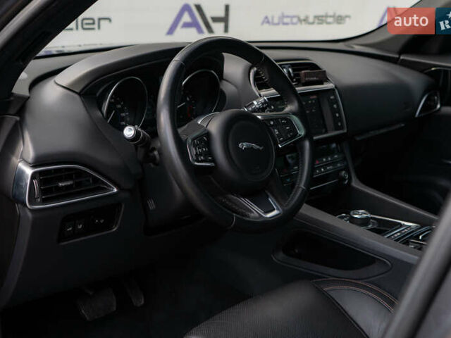 Сірий Ягуар Ф-Пейс, об'ємом двигуна 2 л та пробігом 58 тис. км за 27500 $, фото 30 на Automoto.ua