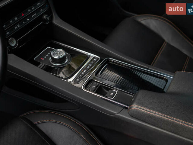 Сірий Ягуар Ф-Пейс, об'ємом двигуна 2 л та пробігом 58 тис. км за 27500 $, фото 37 на Automoto.ua