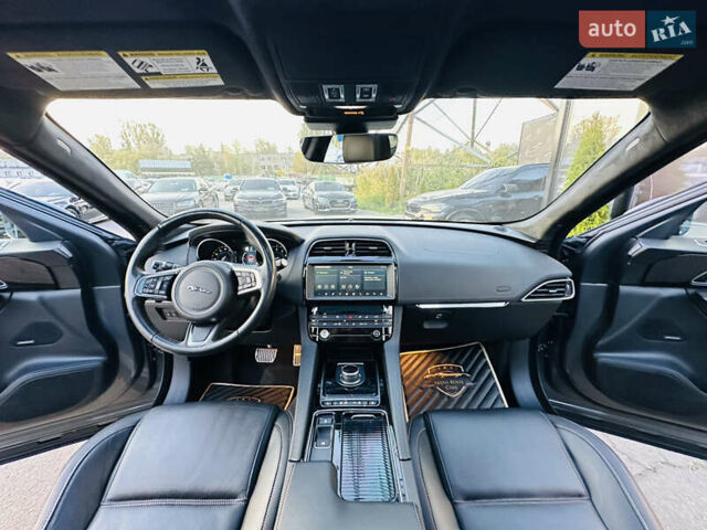 Серый Ягуар Ф-Пейс, объемом двигателя 2 л и пробегом 80 тыс. км за 28000 $, фото 19 на Automoto.ua