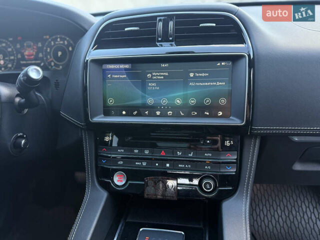 Серый Ягуар Ф-Пейс, объемом двигателя 3 л и пробегом 39 тыс. км за 33000 $, фото 16 на Automoto.ua