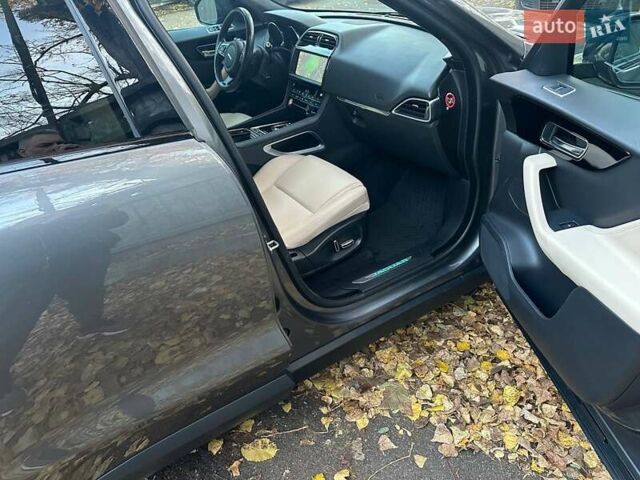 Серый Ягуар Ф-Пейс, объемом двигателя 2 л и пробегом 108 тыс. км за 31500 $, фото 16 на Automoto.ua