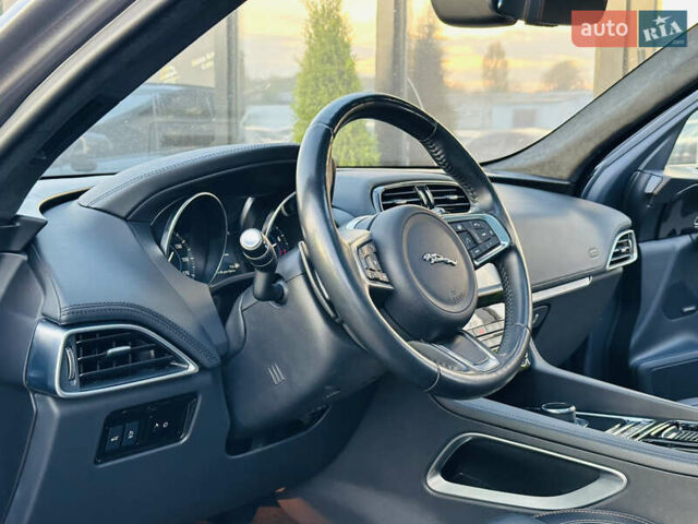 Серый Ягуар Ф-Пейс, объемом двигателя 2 л и пробегом 80 тыс. км за 28000 $, фото 14 на Automoto.ua