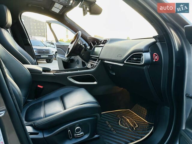 Серый Ягуар Ф-Пейс, объемом двигателя 2 л и пробегом 80 тыс. км за 28000 $, фото 23 на Automoto.ua