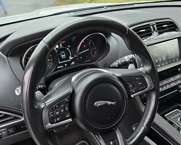 Серый Ягуар Ф-Пейс, объемом двигателя 2 л и пробегом 101 тыс. км за 25900 $, фото 26 на Automoto.ua