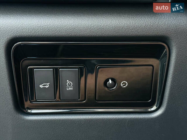 Серый Ягуар Ф-Пейс, объемом двигателя 2 л и пробегом 80 тыс. км за 28000 $, фото 37 на Automoto.ua