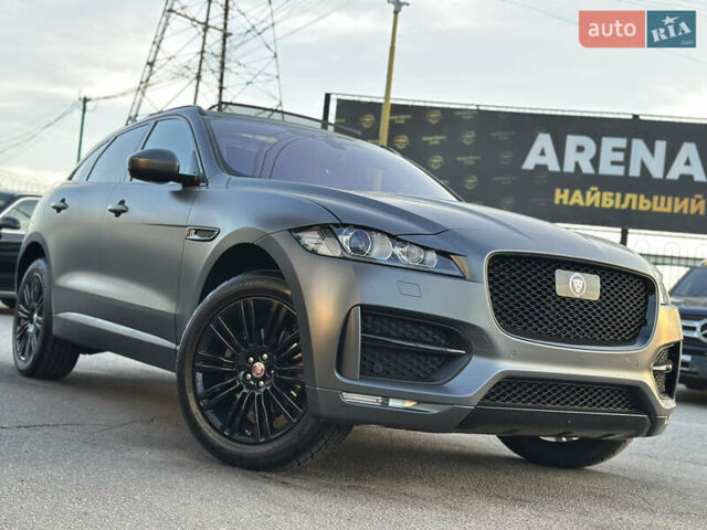 Серый Ягуар Ф-Пейс, объемом двигателя 2 л и пробегом 80 тыс. км за 28000 $, фото 2 на Automoto.ua