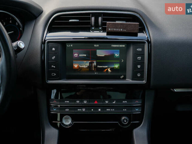 Сірий Ягуар Ф-Пейс, об'ємом двигуна 2 л та пробігом 58 тис. км за 27500 $, фото 36 на Automoto.ua